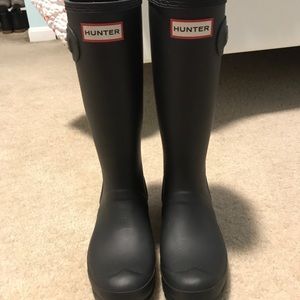 Matte black tall kid’s Hunter boots